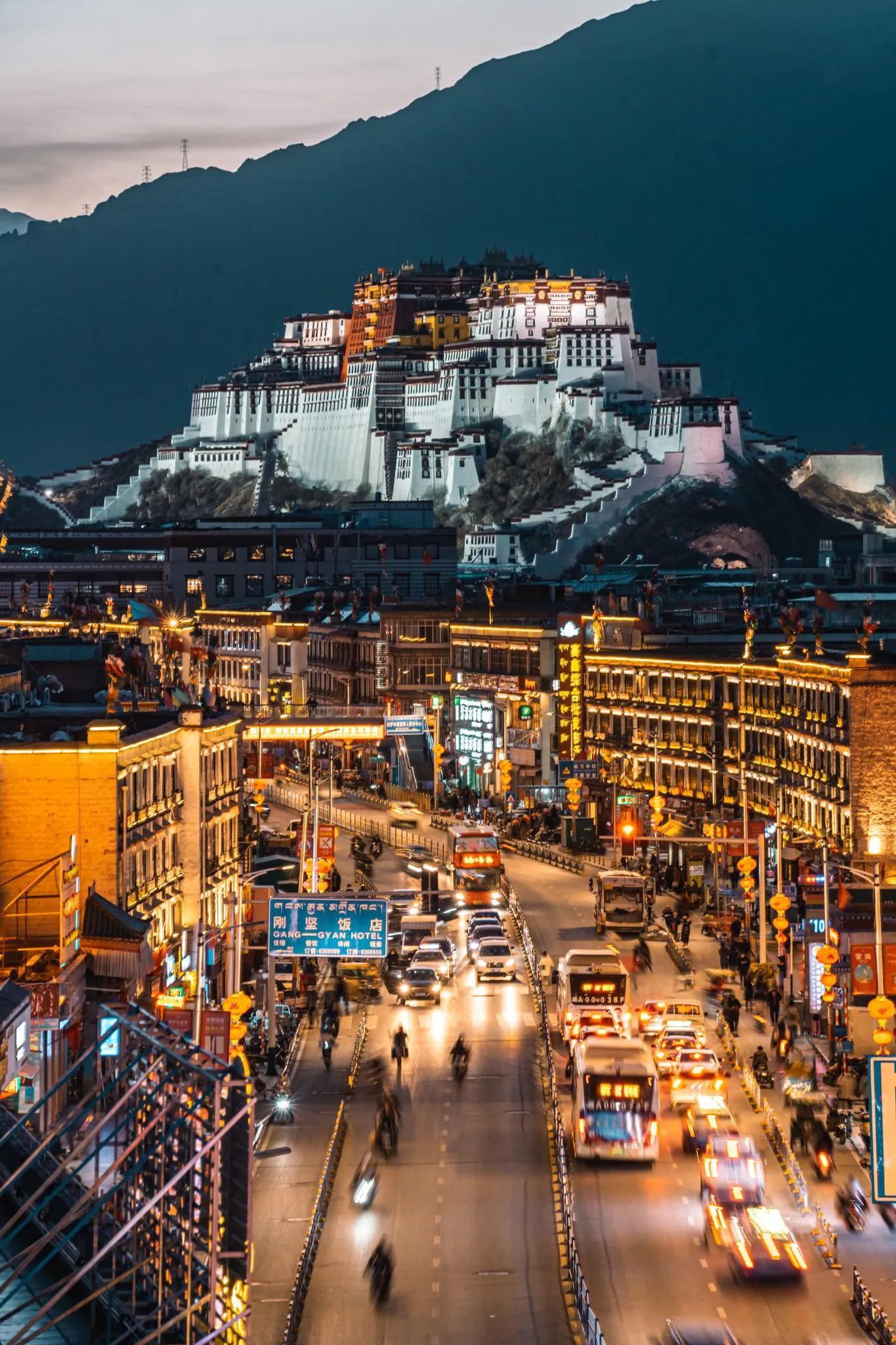 千年古韵与现代活力交织的西藏画卷